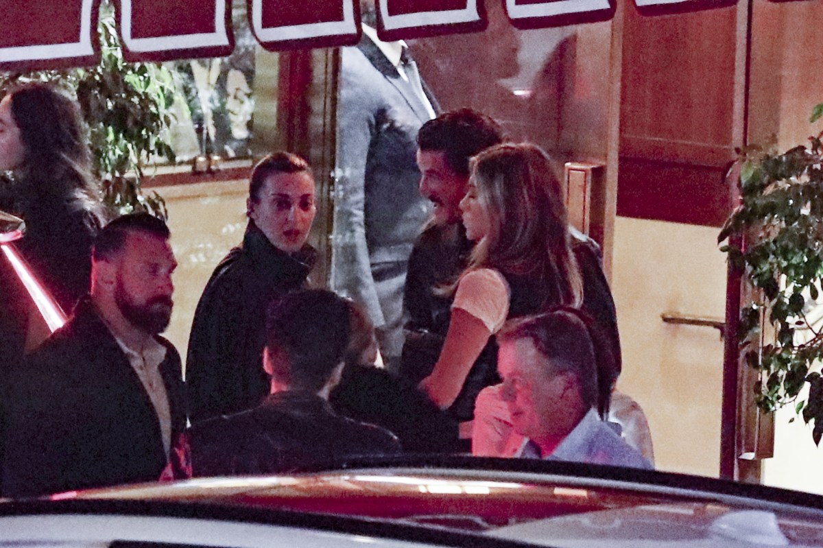 Pedro Pascal y Jennifer Aniston desatan especulaciones tras ser captados cenando