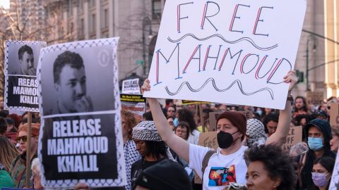 Varias personas se congregan en Foley Square, cerca de una oficina del Servicio de Inmigración y Control de Aduanas de Estados Unidos, para protestar por el reciente arresto del graduado de la Universidad de Columbia y activista palestino Mahmoud Khalil, en Nueva York, Nueva York, EE.UU., el 10 de marzo de 2025.