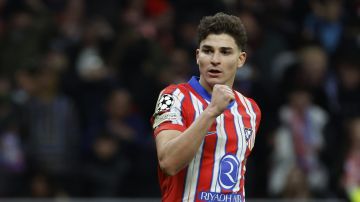El delantero argentino del Atlético de Madrid, Julián Álvarez, celebra su gol anulado.