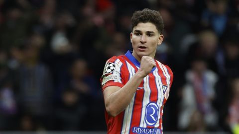 El delantero argentino del Atlético de Madrid, Julián Álvarez, celebra su gol anulado.