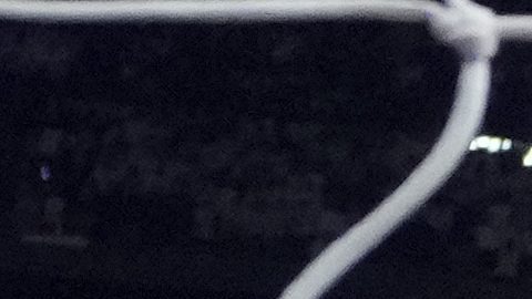 Julián Álvarez resbaló al cobrar el penal en el partido entre el Real Madrid y el Atlético en Champions League.