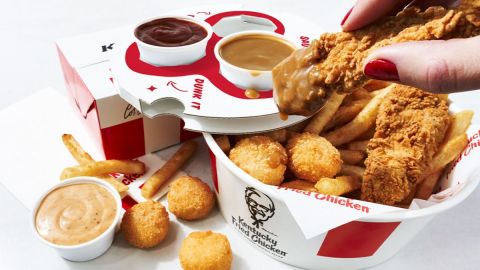 El Cubo para Mojar está aquí para mejorar tu experiencia con mojar. Tiras de pollo empanizadas con la Receta Original®, papas fritas con la Receta Secreta y crujientes poppers de puré de papa, acompañadas de las salsas que elijas para un mojo espectacular.