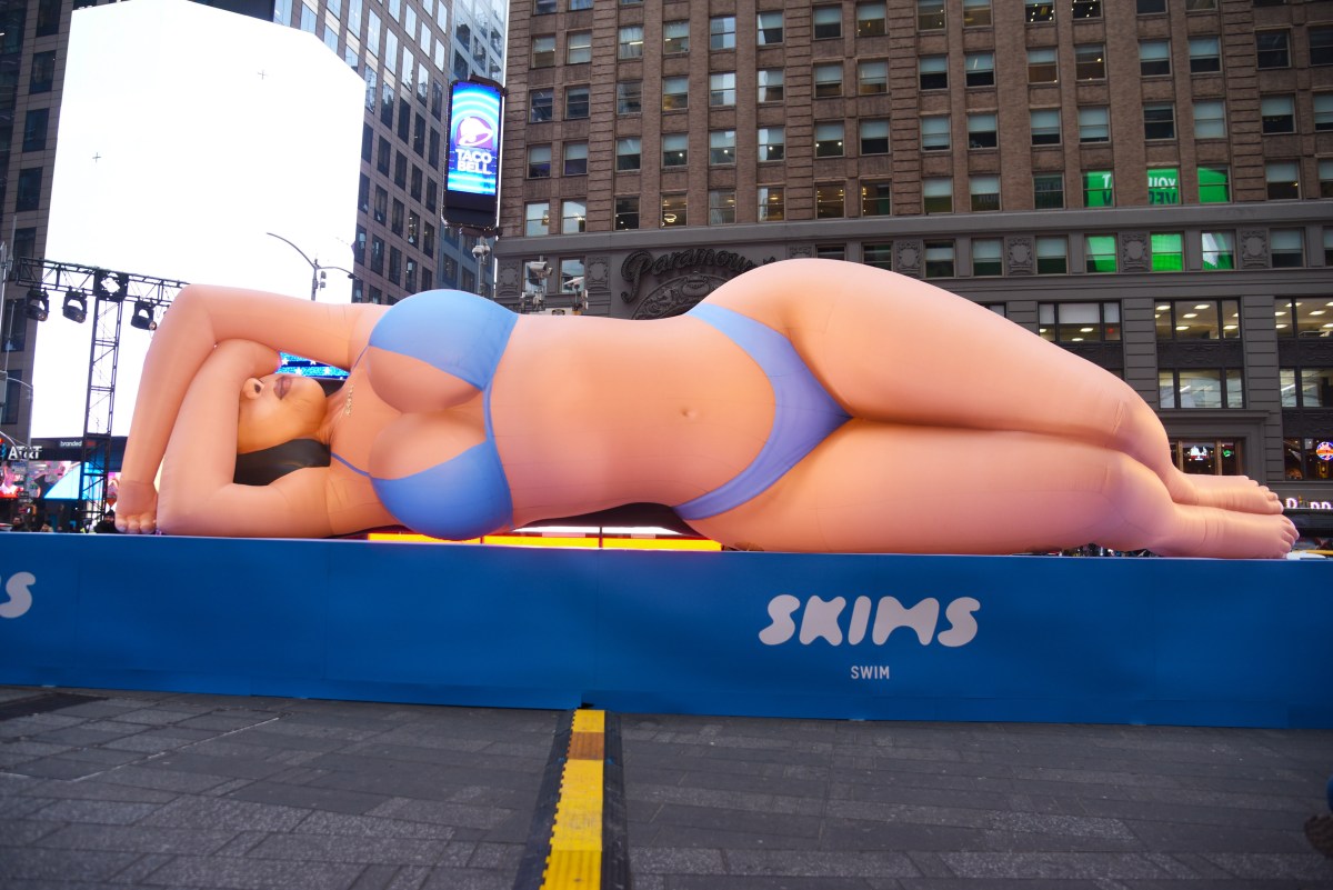 Un gigantesco inflable de Kim Kardashian en bikini toma por sorpresa a Times Square