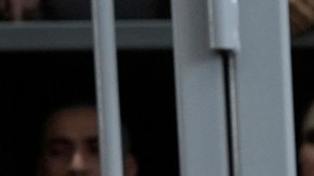 ¿Cuánto cuesta el "lujoso reloj" que Kristi Noem usó en su visita a El Salvador?