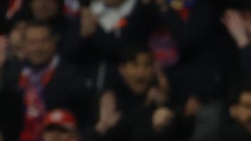 El delantero del FC Barcelona, Lamine Yamal, celebra el tercer gol de su equipo durante el encuentro ante el Atlético de Madrid en el estadio Metropolitano, en Madrid.