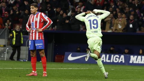 El delantero del FC Barcelona, Lamine Yamal, celebra el tercer gol de su equipo durante el encuentro ante el Atlético de Madrid en el estadio Metropolitano, en Madrid.