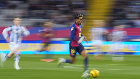 El delantero del FC Barcelona Lamine Yamal conduce el balón durante el partido de LaLiga EA Sports entre FC Barcelona y Real Sociedad.