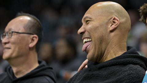 LaVar Ball sonríe en un partido entre los Charlotte Hornets y los Indiana Pacers en 2024.
