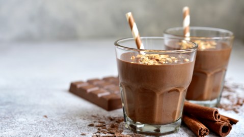 Prepara un licuado delicioso de con tres ingredientes claves: avena, proteína de chocolate y canela.