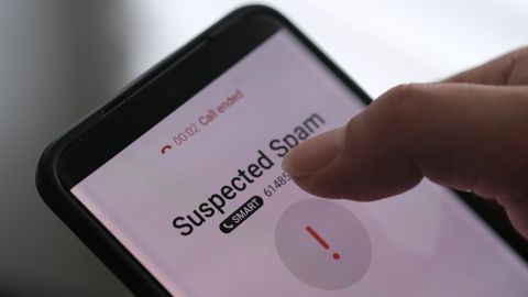 Las aplicaciones contra llamadas spam se encargan principalmente de identificar el número e informarte que es un número sospechoso.