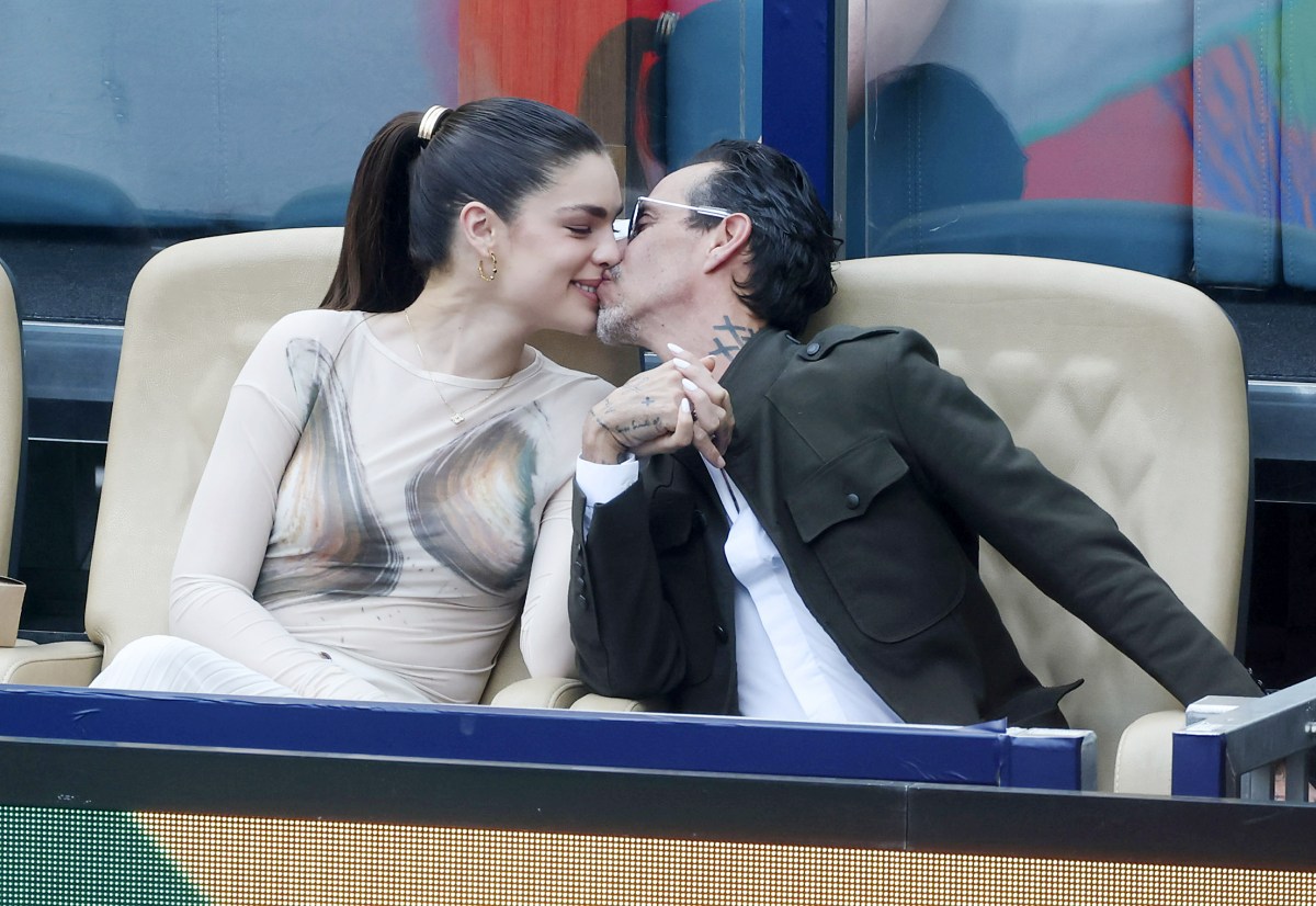 Marc Anthony y Nadia Ferreira se ponen románticos en el Miami Open