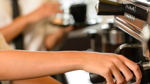 Trabajadores de restaurantes, en particular las mujeres, enfrentan uno de los niveles más altos de acoso y explotación.