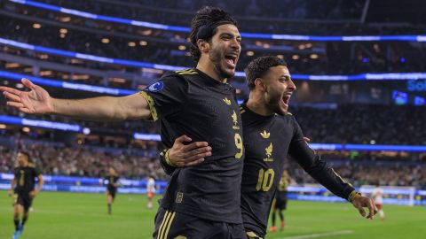 Raul Jimenez (i) junto a Alexis Vega de México celebran un gol en el partido de semifinal de la Nations League de la Concacaf entre las selecciones de Canadá y México.