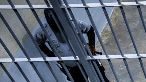 Trump califica megacárcel de El Salvador como un "lugar maravilloso" para migrantes deportados