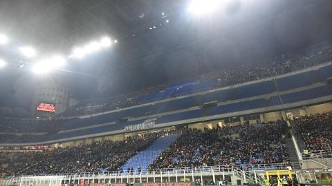 El área de las gradas donde suele estar la Curva Sud, luce vacía en el partido entre el Milan y la Lazio.