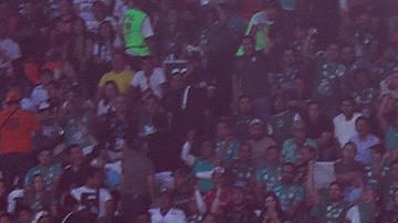Los jugadores de León muestran un cartel para defender su participación en el Mundial de Clubes.
