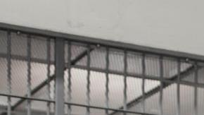 Fotografía cedida por la Presidencia de El Salvador, donde se observa a guardias del Centro de Confinamiento del Terrorismo (Cecot), trasladando a supuestos miembros de la banda criminal conocida como Tren de Aragua, el domingo en Tecoluca (El Salvador).