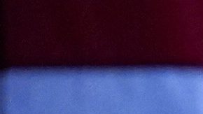 Jugadores del Orlando Magic y Brooklyn Nets se arrodillan ante un logo de Black Lives Matter durante el himno nacional en un encuentro en 2020. (AP Photo/, Pool, File)