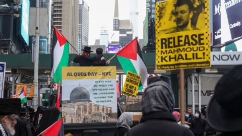 Times Square: protesta propalestina enfrenta a manifestantes con simpatizantes de Trump