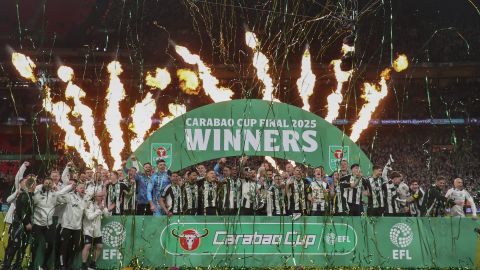 Jugadores del Newcastle celebran tras ganar la Carabao Cup.