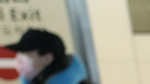 Fans de Los Angeles Dodgers y de Shohei Ohtani esperan la llegada del pelotero al Aeropuerto Internacional de Tokyo, Japón.