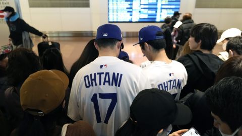 Fans de Los Angeles Dodgers y de Shohei Ohtani esperan la llegada del pelotero al Aeropuerto Internacional de Tokyo, Japón.