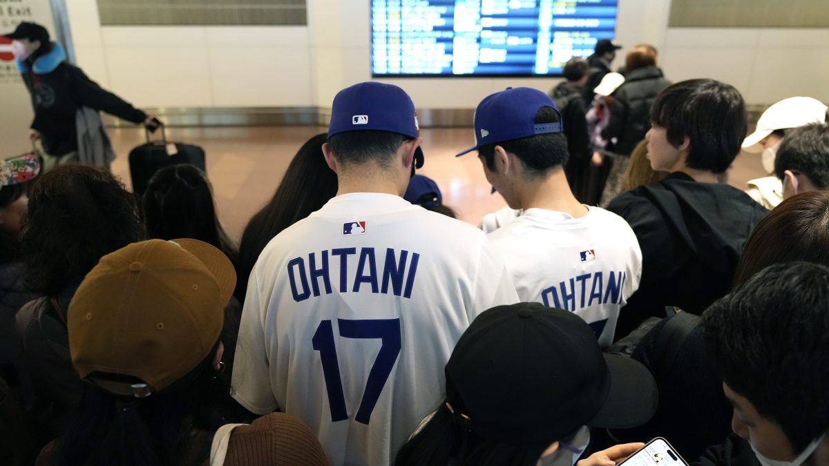 Más de 500 aficionados esperaron a Shohei Ohtani en el aeropuerto de Tokio en su regreso a Japón