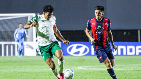 El jugador de Palmeiras, Luighi Hanri (i), durante un partido entre San Lorenzo y Palmeiras de la Copa Libertadores Sub 20.