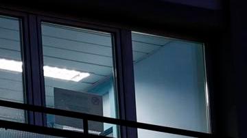 La estatua de Juan Pablo II se encuentra a la entrada del Hospital Gemelli, donde se encuentra hospitalizado el papa Francisco, en Roma (Italia), el 06 de marzo de 2025.