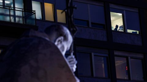 La estatua de Juan Pablo II se encuentra a la entrada del Hospital Gemelli, donde se encuentra hospitalizado el papa Francisco, en Roma (Italia), el 06 de marzo de 2025.