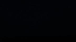 Una mujer reza ante la estatua de Juan Pablo II a la entrada del Hospital Agostino Gemelli, donde el papa Francisco permanece ingresado, en Roma (Italia), el 10 de marzo de 2025.