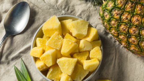 La piña es una fruta versátil que puedes consumir de diferentes maneras, e incluso puedes congelarla.