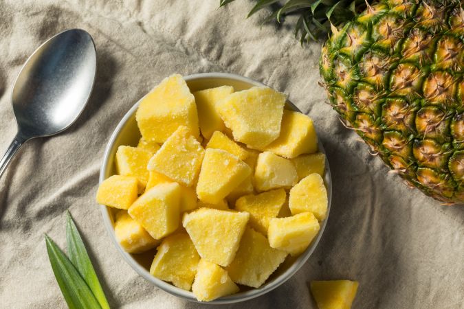 La piña es una fruta versátil que puedes consumir de diferentes maneras, e incluso puedes congelarla.
