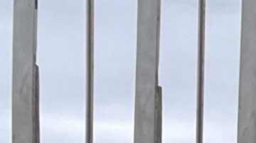 Los jugadores del New York City FC Matt Freese (i) y Maxi Morález (d) y el exfutbolista y entrenador italiano Andrea Pirlo (c), posan durante la celebración del décimo aniversario del club este miércoles en el mirador del emblemático Empire State Building.