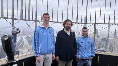 Los jugadores del New York City FC Matt Freese (i) y Maxi Morález (d) y el exfutbolista y entrenador italiano Andrea Pirlo (c), posan durante la celebración del décimo aniversario del club este miércoles en el mirador del emblemático Empire State Building.