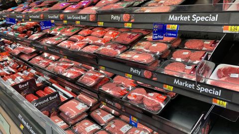 Comprar carne molida en Walmart puede ser un riesgo, ya que ha sido retirada del mercado en varias ocasiones por contaminación por E. coli.