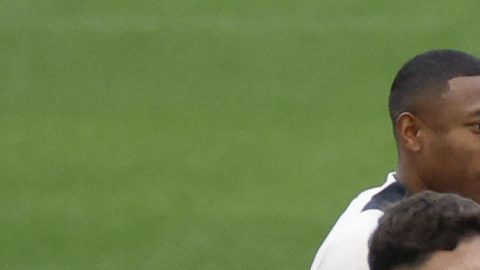 Los jugadores del Real Madrid entrenan en la víspera del partido de ida de los octavos de final de la Liga de Campeones que van a disputar frente al Atlético de Madrid.