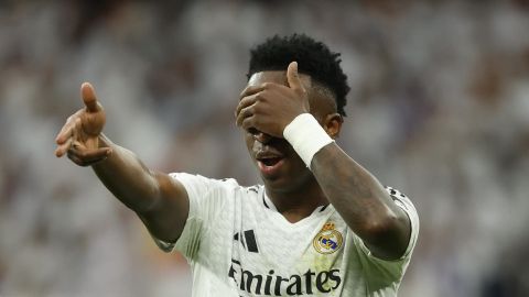 El delantero del Real Madrid Vinicius Jr celebra el segundo gol de su equipo durante el partido de la jornada 27 de LaLiga EA Sports entre el Real Madrid y el Rayo Vallecano este domingo en el Santiago Bernabéu.