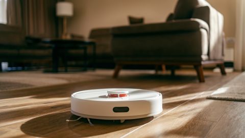 Equipado con tecnología 3D, el robot aspirador identifica y evita paredes, escaleras y otros objetos en su camino (imagen referencial, no es el producto real).