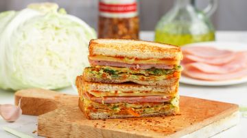 La mezcla de sabores y textura hacen del sándwich callejero coreano la opción idea para el desayuno o una comida rápida.