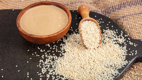 No solo funciona esparcirlas en tus comidas, sino que con las semillas de sésamo puedes hacer una salsa rica y saludable.