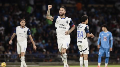 El jugador de Monterrey Sergio Ramos celebra una anotación ante Cruz Azul este sábado, en un partido de la jornada 11 del Torneo Clausura del fútbol mexicano.