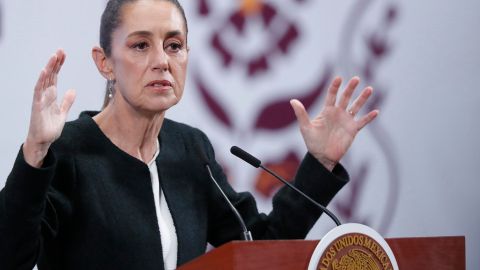 La presidenta de México, Claudia Sheinbaum, habla durante una rueda de prensa este jueves, en Palacio Nacional en la Ciudad de México (México).