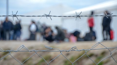 Sé que hay muchos sin papeles y otros que no hacen bien al país. Sí, pero señores, no se pongan como locos a sacar personas.