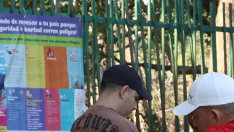 Migrantes hacen fila para solicitar asilo este lunes, en Tapachula (México).