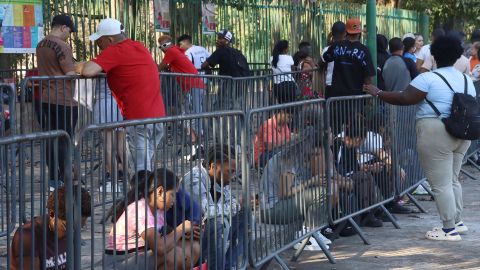 Migrantes hacen fila para solicitar asilo este lunes, en Tapachula (México).