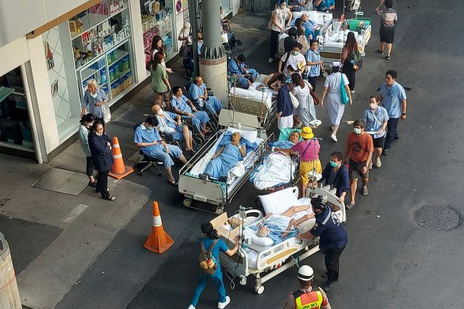 Fuerte terremoto en Tailandia causa destrozos en Bangkok.