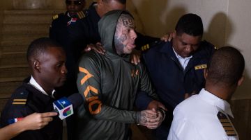 Tekashi 6ix9ine dijo a TMZ que agentes federales lo mantuvieron esposado entre 9 am y 3 pm.