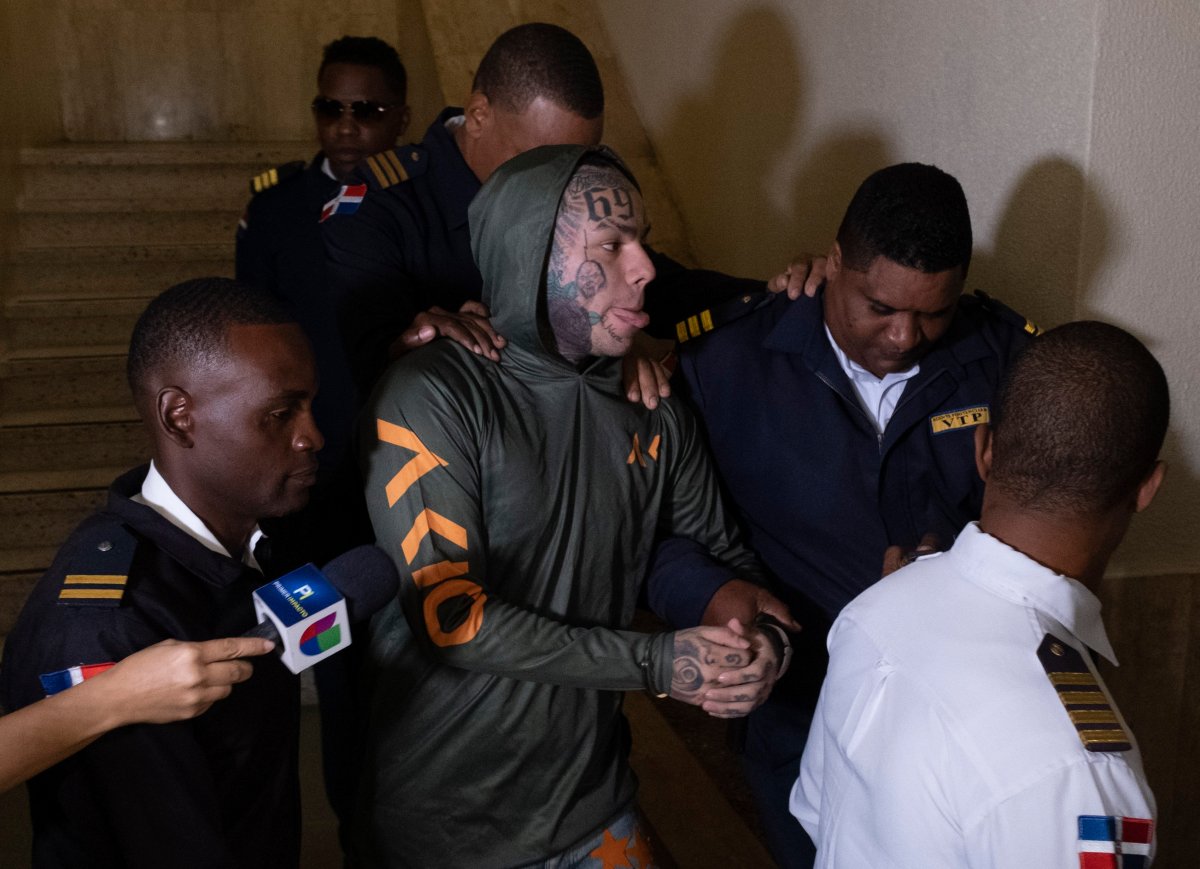 Tekashi 6ix9ine asegura que federales allanaron su mansión y lo esposaron