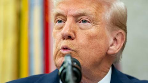 El presidente estadounidense, Donald Trump, responde a preguntas en la Oficina Oval de la Casa Blanca, en Washington, D.C., EE.UU., el 28 de marzo de 2025.